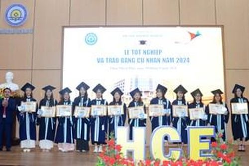Trường đại học Kinh tế trao bằng tốt nghiệp cho hơn 300 tân cử nhân