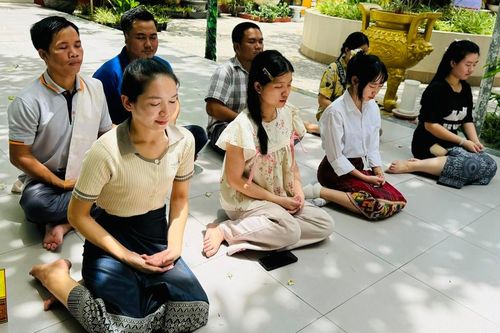 Đà Nẵng: Nhiều sinh viên Lào đến chùa cầu nguyện trước mùa thi