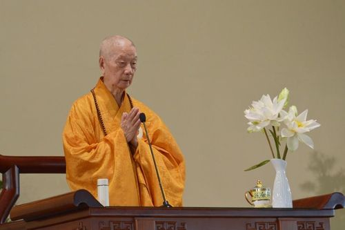 Chư Trưởng lão Hội đồng Chứng minh thăm, sách tấn Tăng Ni sinh Học viện Phật giáo VN tại TP.HCM