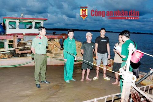 Bắt quả tang sà lan khai thác cát biển trái phép