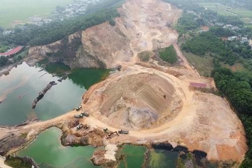 Sai phạm kéo dài tại mỏ khai thác đất của Công ty Việt Lào