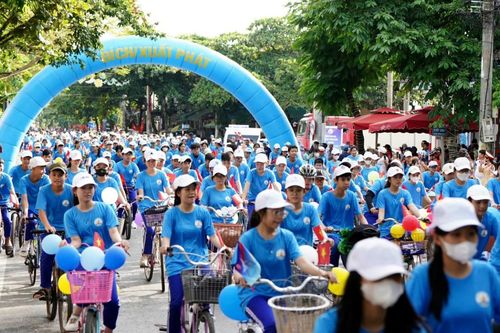 Sôi động giải đua xe đạp 'Điểm đến hòa bình'
