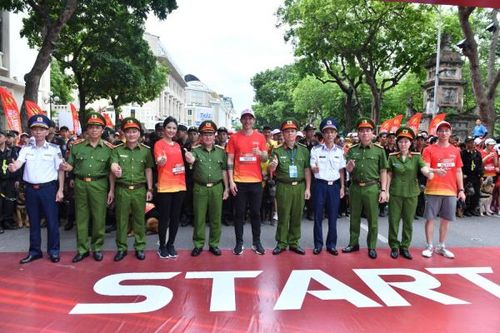 Hoa hậu Ngọc Hân, tuyển thủ Văn Hậu cùng các VĐV tham gia giải chạy vì cộng đồng không ma túy