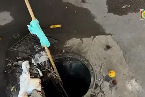 Hố ga lộ thiên bẫy người đi đường