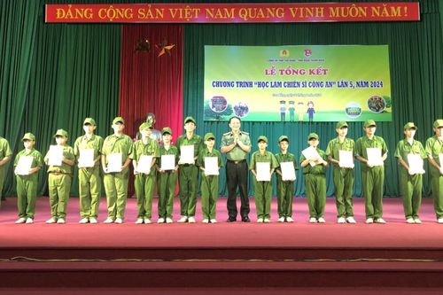 162 chiến sĩ nhí hoàn thành chương trình 'Học làm chiến sĩ công an'