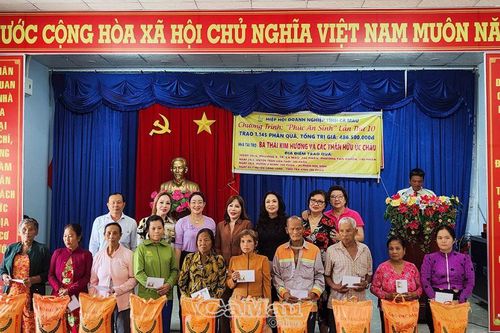 1.000 phần quà trao tặng hộ khó khăn, học sinh hiếu học
