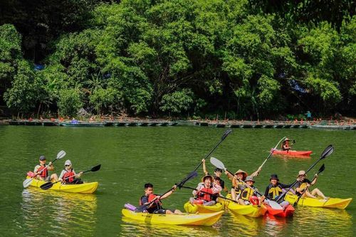 Trải nghiệm chèo thuyền Kayak thưởng ngoạn núi non Tràng An
