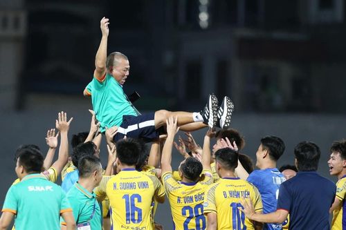 V.League 2023/2024 hạ màn: Tránh suất play-off hấp dẫn hơn đua vô địch