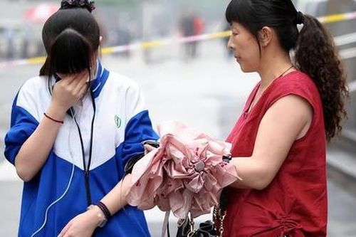 Trước khi thi đại học, con gái đưa 1 yêu cầu khiến bố mẹ tái mặt: Đành cắn răng chi ra 450 triệu đồng!