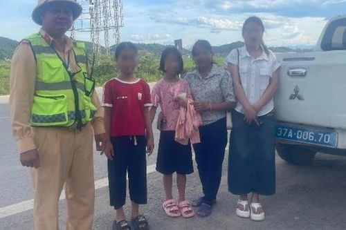 CSGT kịp thời giúp đỡ 3 công dân bị đuổi xuống xe giữa trời nắng nóng