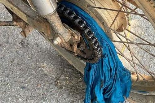 Áo chống nắng cuốn vào xe máy: Lời cảnh báo cho nhiều người khi sử dụng