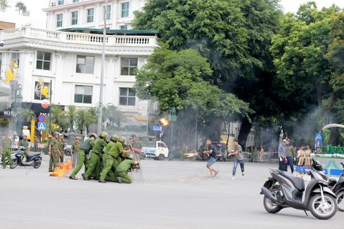 Xem Lực lượng tham gia bảo vệ an ninh, trật tự ở cơ sở diễn tập trấn áp nhóm thanh niên gây rối trật tự công cộng