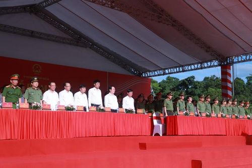 Các đồng chí lãnh đạo Nhà nước, Bộ Công an dự lễ ra mắt Lực lượng tham gia bảo vệ an ninh trật tự ở cơ sở