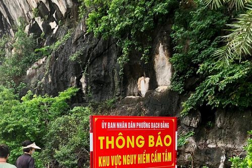 Phớt lờ cảnh báo, người dân Hạ Long vẫn vượt rào ra bãi tắm tự phát