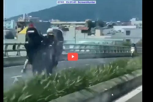 Đà Nẵng: Người phụ nữ điều khiển xe máy ngược chiều gây tai nạn trên cầu vượt Ngã ba Huế