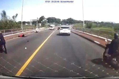 Đà Nẵng: Ô tô bất ngờ mất lái, hất người điều khiển xe máy xuống mặt cầu Cẩm Lệ
