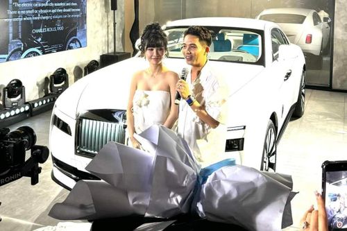 Minh Nhựa mua Rolls-Royce Spectre đầu tiên tại Việt Nam