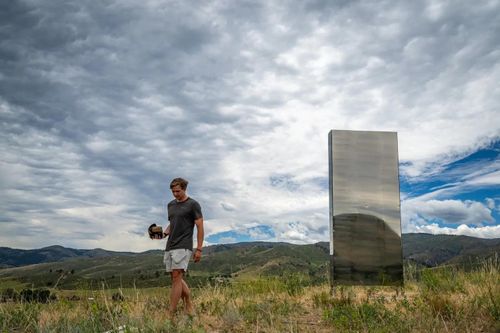 Khối trụ bí ẩn bất ngờ xuất hiện ở Colorado
