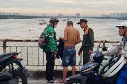 Người đàn ông ý định nhảy cầu Chương Dương được cảnh sát khuyên ngăn kịp thời