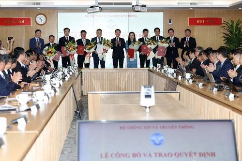 Bộ TT&TT bổ nhiệm, bổ nhiệm lại nhiều cán bộ cấp Cục, Vụ