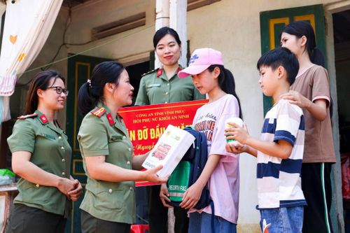 Phụ nữ Công an Vĩnh Phúc tổ chức nhiều hoạt động nhân đạo từ thiện có ý nghĩa