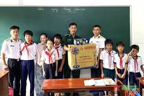 Trạm Radar 615 tặng quà lớp học tình thương đảo Hòn Chuối