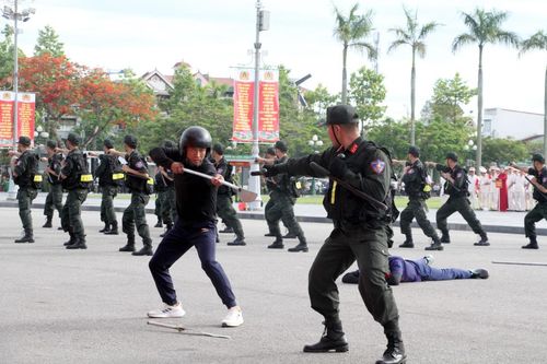 Cận cảnh màn biểu diễn võ thuật 'mãn nhãn' của Công an Nghệ An
