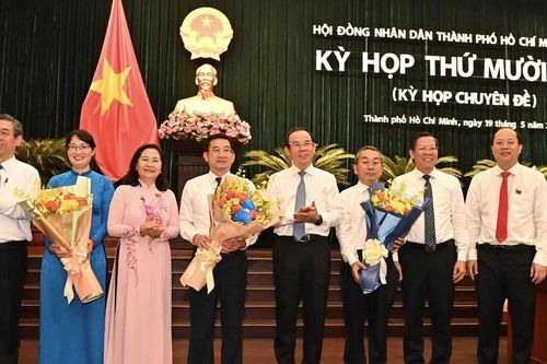 Trao quyết định phê chuẩn kết quả bầu chức vụ Phó Chủ tịch UBND TPHCM