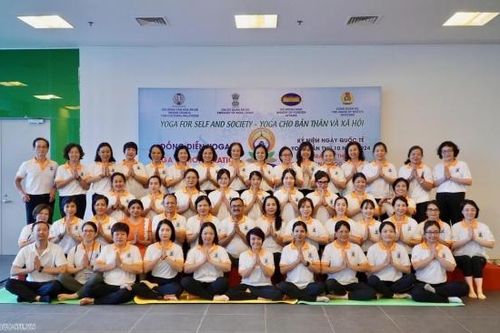 Thư thái với buổi đồng diễn Yoga tại Bộ Ngoại giao