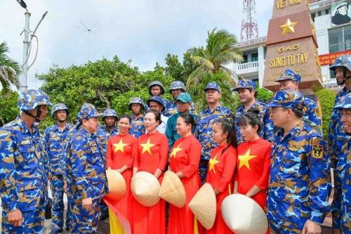 Tư lệnh Hải quân giao quân và dân Trường Sa làm tốt nhiệm vụ bảo vệ 'phên giậu', chủ quyền của Tổ quốc