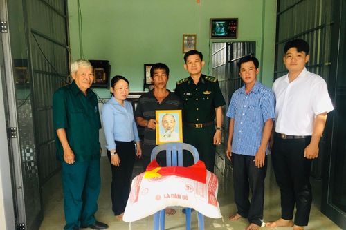 Chăm lo cho người nghèo, học sinh nơi biên giới