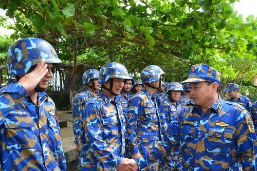 Tư lệnh Hải quân kiểm tra quần đảo Trường Sa