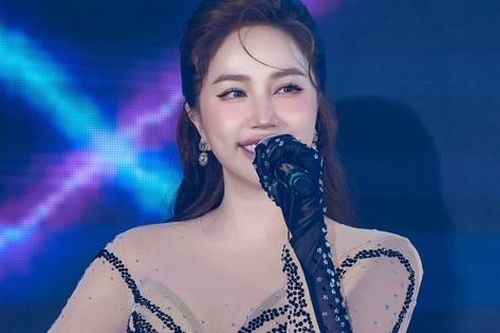 Ca sĩ Bảo Thy diện mốt xuyên thấu trên sân khấu