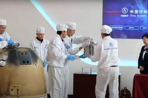 Mở lấy mẫu đất đầu tiên mang về từ mặt trăng