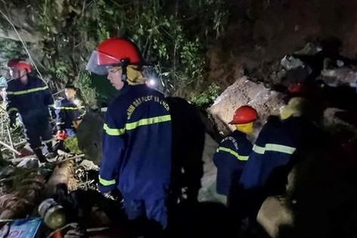 Sập hầm khi khai thác vàng trái phép, hai người mắc kẹt trong hang sâu