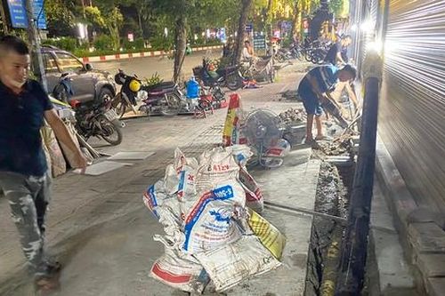 Lại xuất hiện cảnh đục, phá vỉa hè lát đá tự nhiên ở Hà Nội