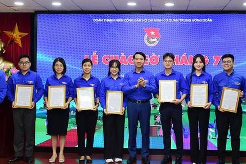 Ban Bí thư Trung ương Đoàn trao quyết định tuyển dụng 24 công chức mới