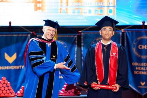 Cú 'sốc' kép và hành trình 'phá kén' của nam sinh trường Quốc học Huế