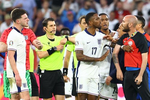 Declan Rice xô xát căng thẳng với HLV Slovakia