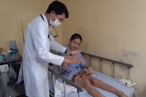 Nam sinh lớp 9 bị tai nạn liệt tứ chi, đau đáu nỗi sợ bị bỏ rơi