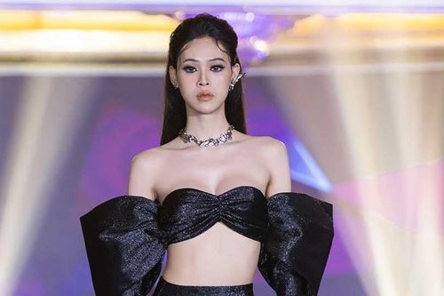 Người mẫu chuyển giới tỏa sáng trên sàn catwalk