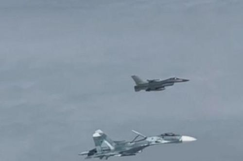 Video chạm mặt tiêm kích Su-27 Nga, F-16 Đan Mạch buộc phải chuyển hướng