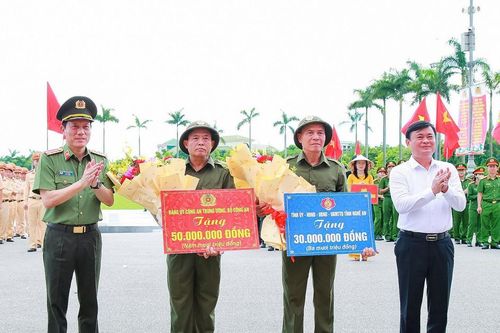 Bộ trưởng Bộ Công an Lương Tam Quang dự Lễ ra mắt lực lượng tham gia bảo vệ an ninh, trật tự ở cơ sở tại Nghệ An