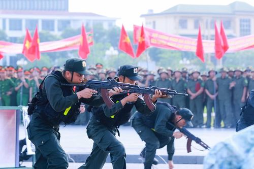 Cảnh sát cơ động Nghệ An biểu diễn võ thuật cận chiến và kỹ thuật bắn súng
