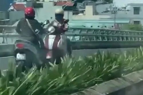 Người phụ nữ đi ngược chiều gây tai nạn trên cầu vượt Ngã ba Huế
