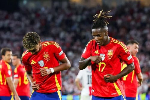 Lamine Yamal và Nico Williams 'oẳn tù tì' để tranh giành bình nước