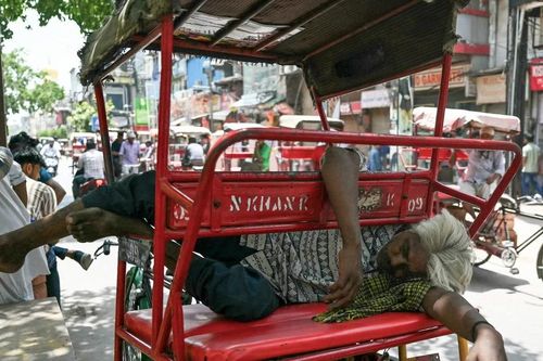 Ấn Độ: Nắng nóng khắc nghiệt, người dân trèo lên mái nhà ngủ vào ban đêm