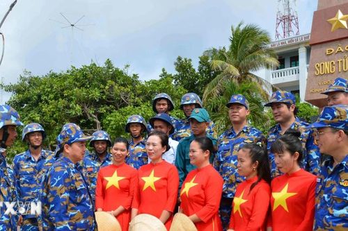 Xây dựng Trường Sa vững mạnh, mẫu mực về đoàn kết quân dân
