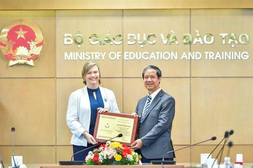Trao Kỷ niệm chương 'Vì sự nghiệp Giáo dục' cho Trưởng Đại diện UNICEF tại VN