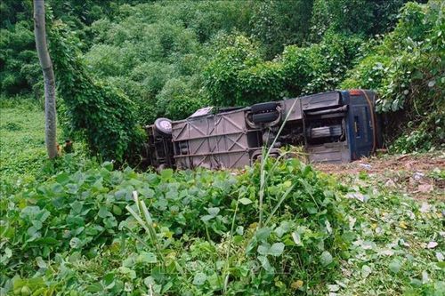 Thăm hỏi các nạn nhân vụ xe khách lao xuống vực ven Quốc lộ 28